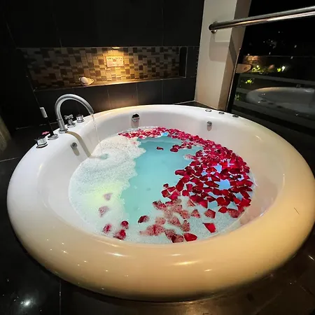 306 Promotion Modern 1 Bedroom Apartment In Bangla Road Patong Beach With Private Jacuzzi & Roof Top Pool Exterior photo